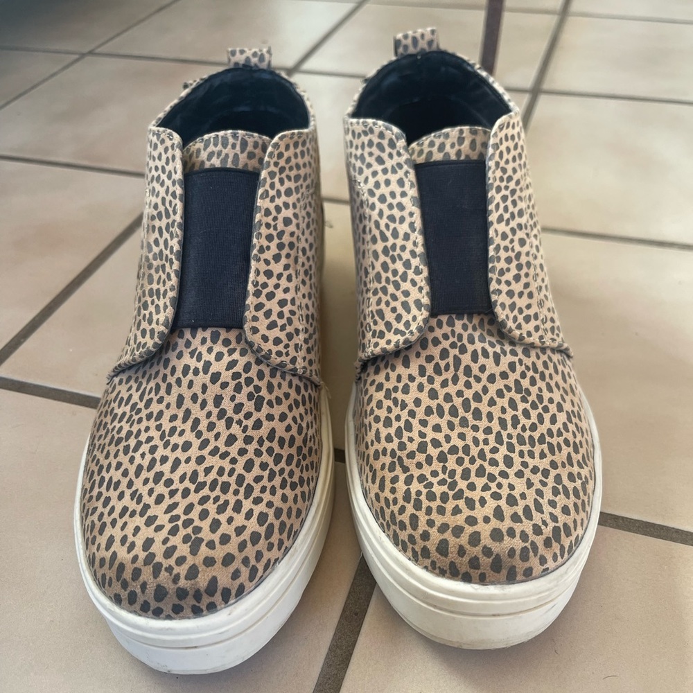 Universal thread cheetah sneakers